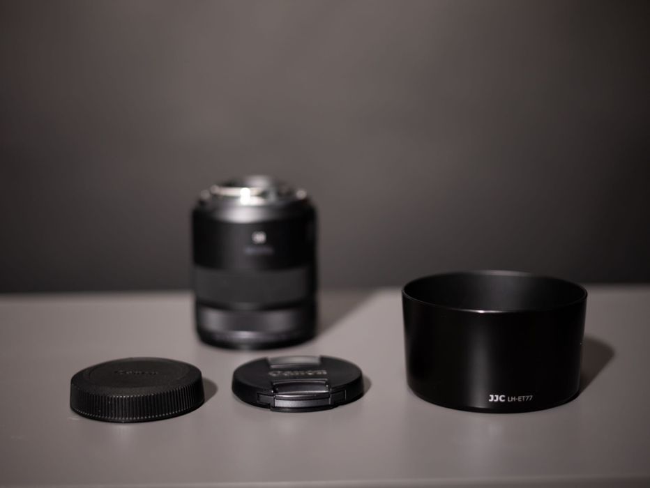Canon RF 85mm F2 Macro IS STM + parasolar