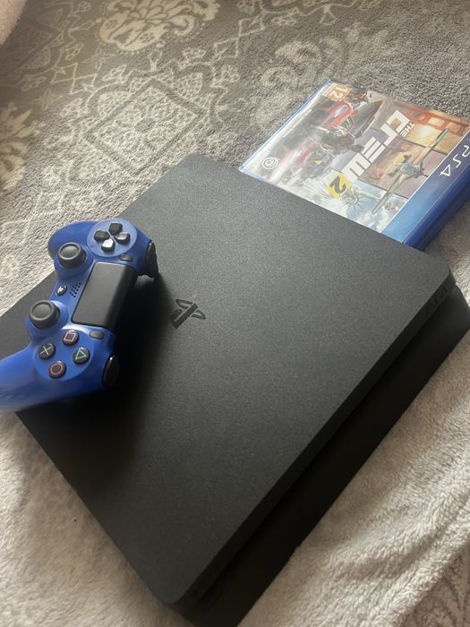 Vand ps4 cu maneta si 3 jocuri