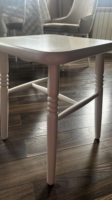 Деревянные табуретки стулья