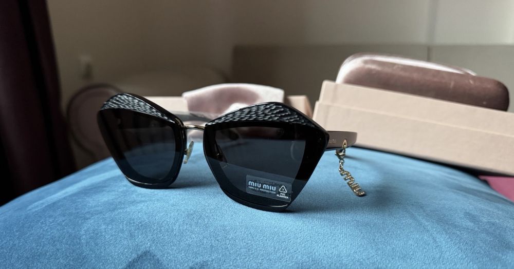 Оригинални луксозни слънчеви очила Miu Miu (Prada) с висящи аксесоари