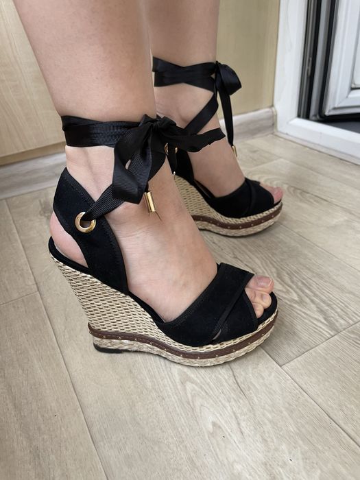 Босоножки на танкетке