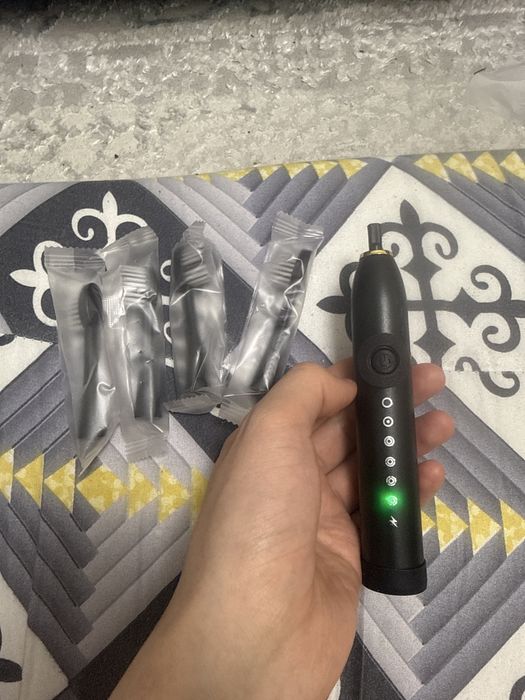 Электрическая зубная щетка