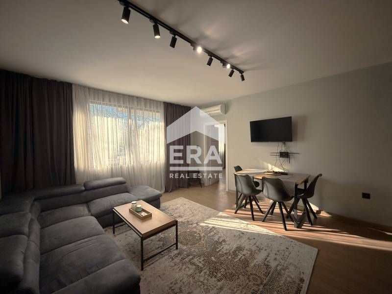 Тристаен, стилно обзаведен, югоизточен апартамент под наем, в тухлена