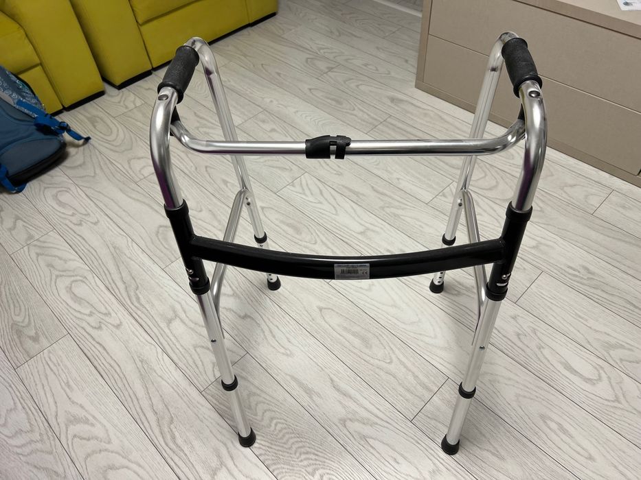 Cadru de mers, negru pliabil, ajustabil , cu functie de pasitor