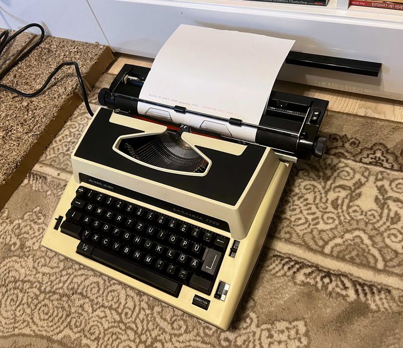 Masina de scris electrica mecanica Triumph Gabriele 2300
