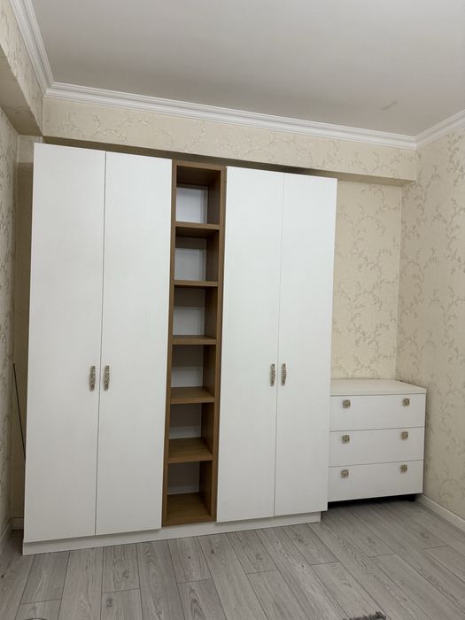 Распашной белый шкаф