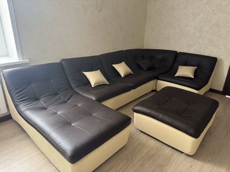 Угловой кожаный диван