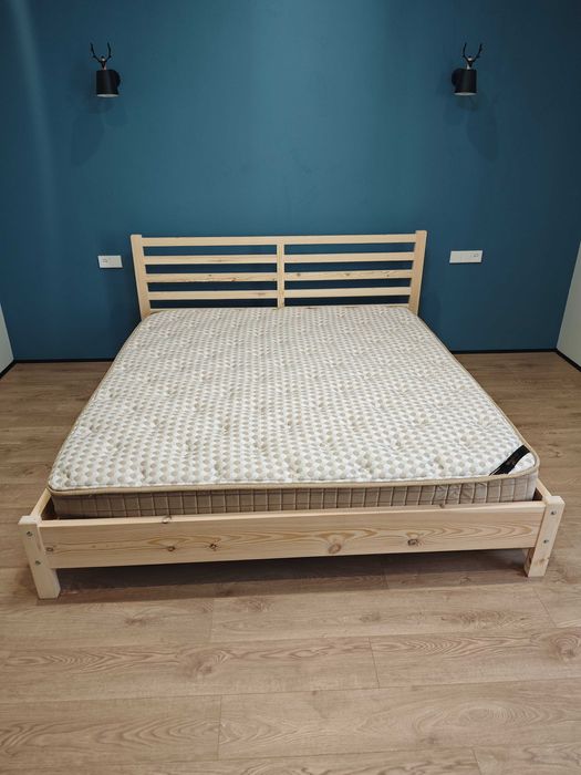 Деревянная двуспальная кровать размером 180x200 |  180*200