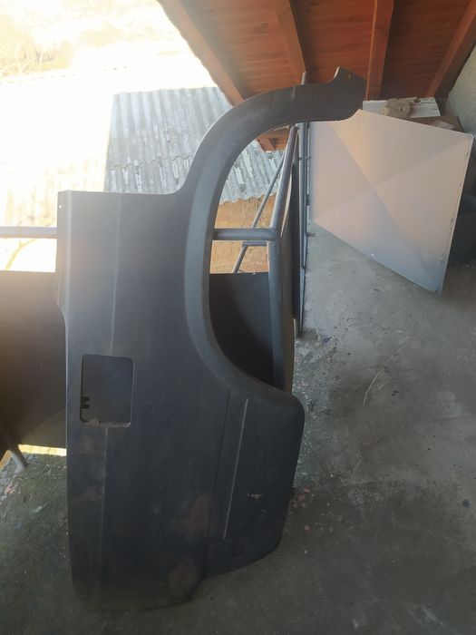 Продавам врата калник и задна престилка за автомобил лада 2104
