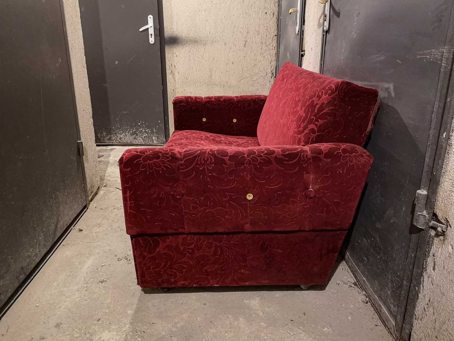 Диван, два фотьойла и таборетка