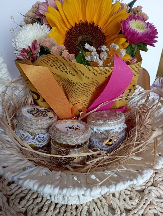 Бурканчета с мед. Ръчна изработка.