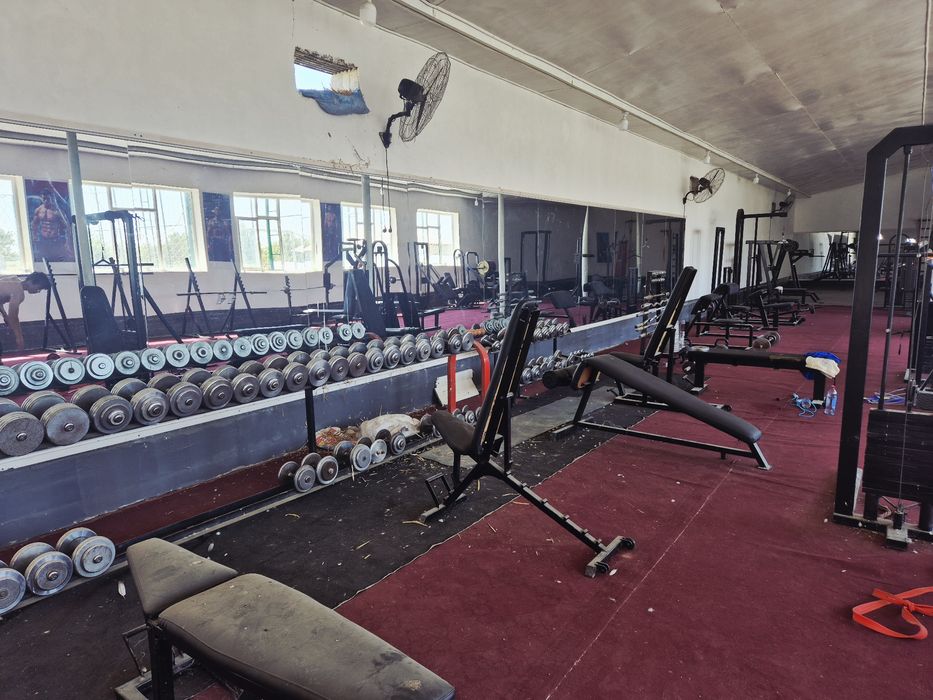 Hamma narsasi bilan. Oynalari barlari ventilyatorlari . Gilamlar daroj