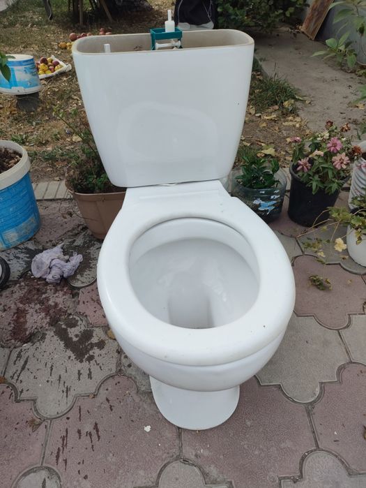 Продам туалет унитаз.