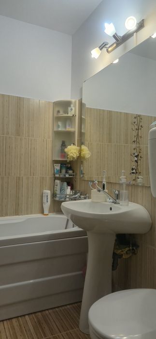 155000 euro-apartament renovat 4 camere semidecomandat la 4-7 minute de: scoala 7, parc, City, piata Brotacei, piata Tomis 3.