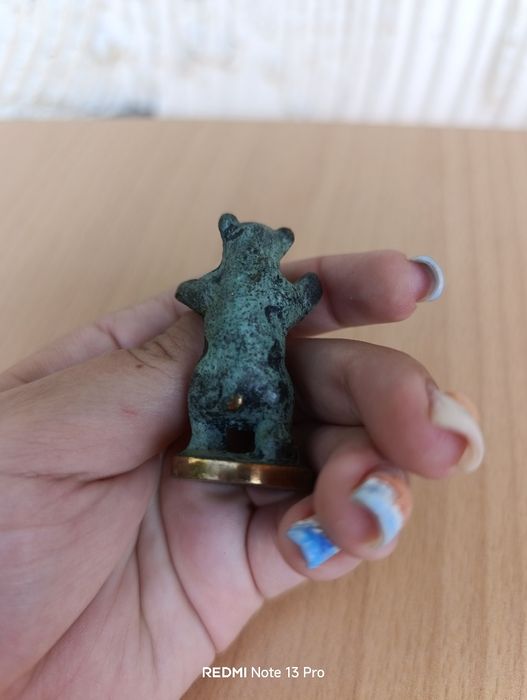 Рядка бронзова фигура на мече