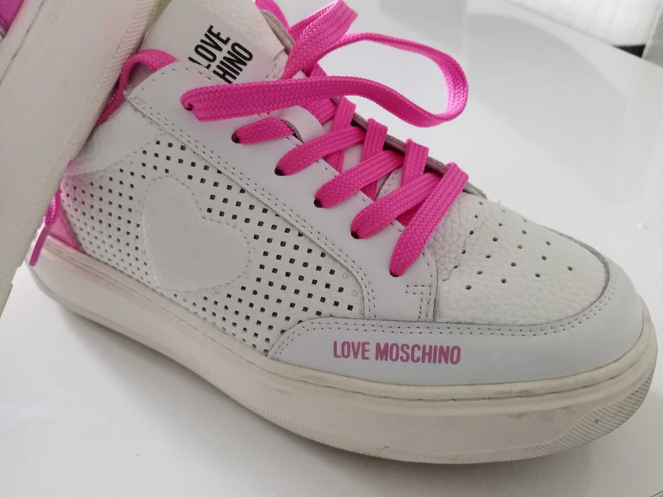 Vând adidași Love Moschino