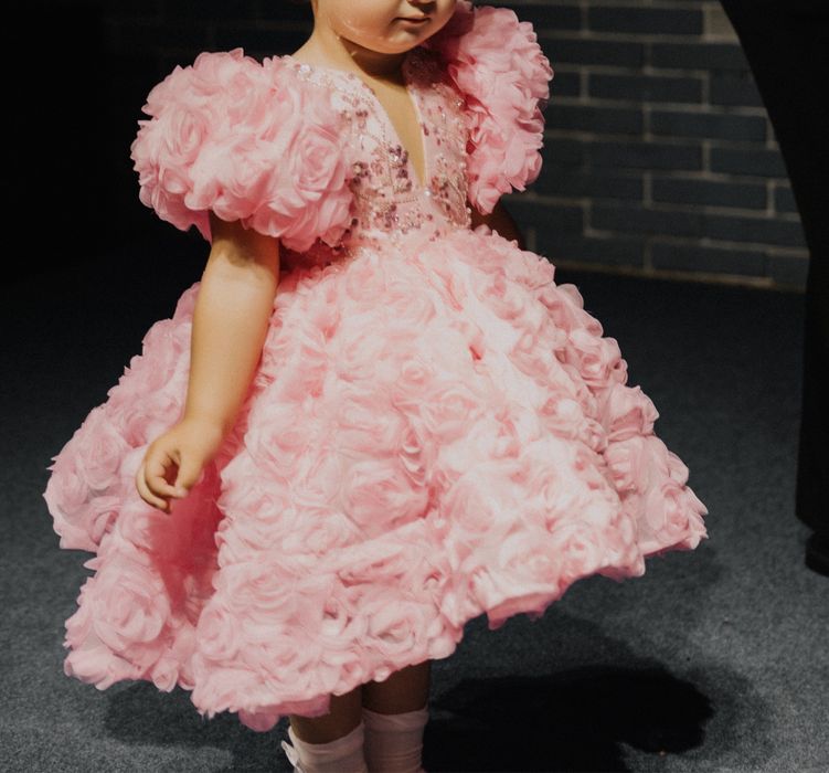 Продам шикарное платье на девочку.