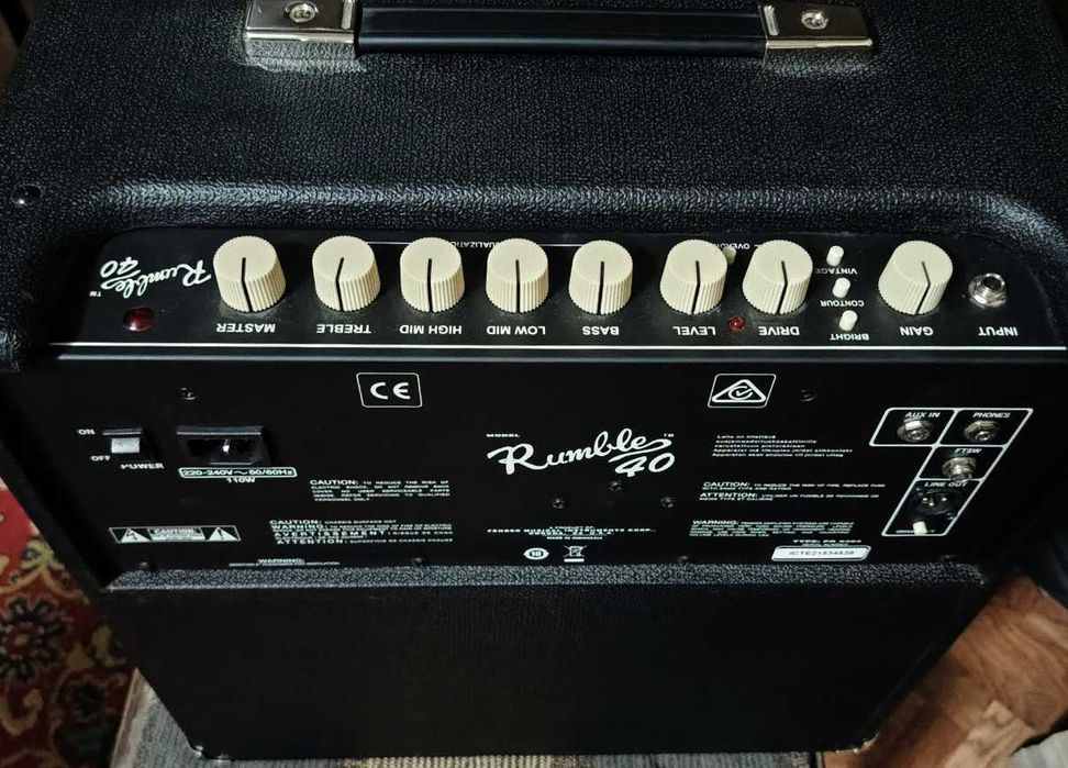 Продам басовый комбо усилитель Fender Rumble 40