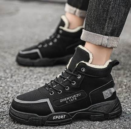 Теплые и удобные мужские ботинки. В наличии только 43 размер.  Новые