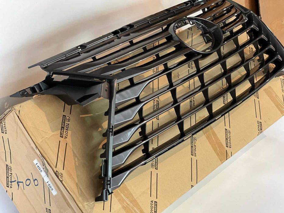 Решетка радиатора оригинал на Lexus RX 350
