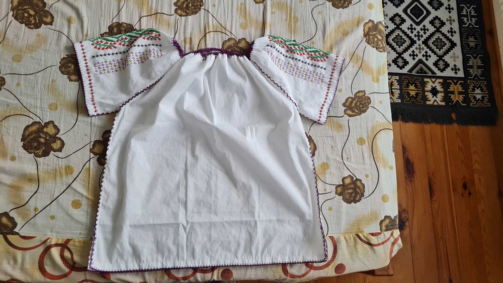 Ie tradițională cu mărgele cusută manual