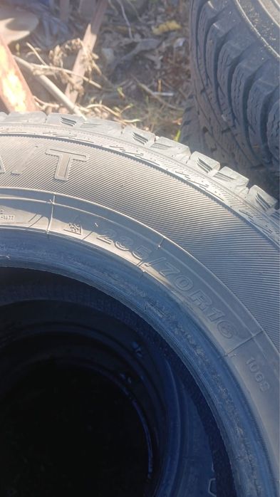 Продам резину 235/70R16