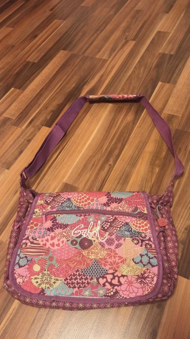 Раница през рамо за училище