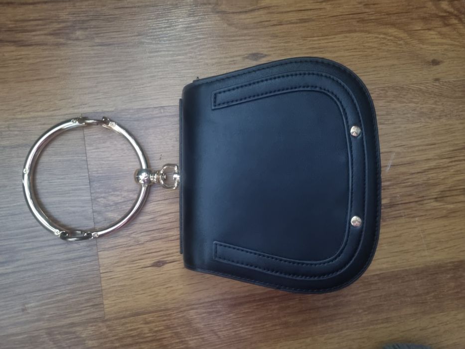 Чанта с метална дръжка