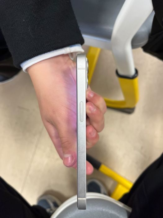 iPhone 13 в хорошем состоянии