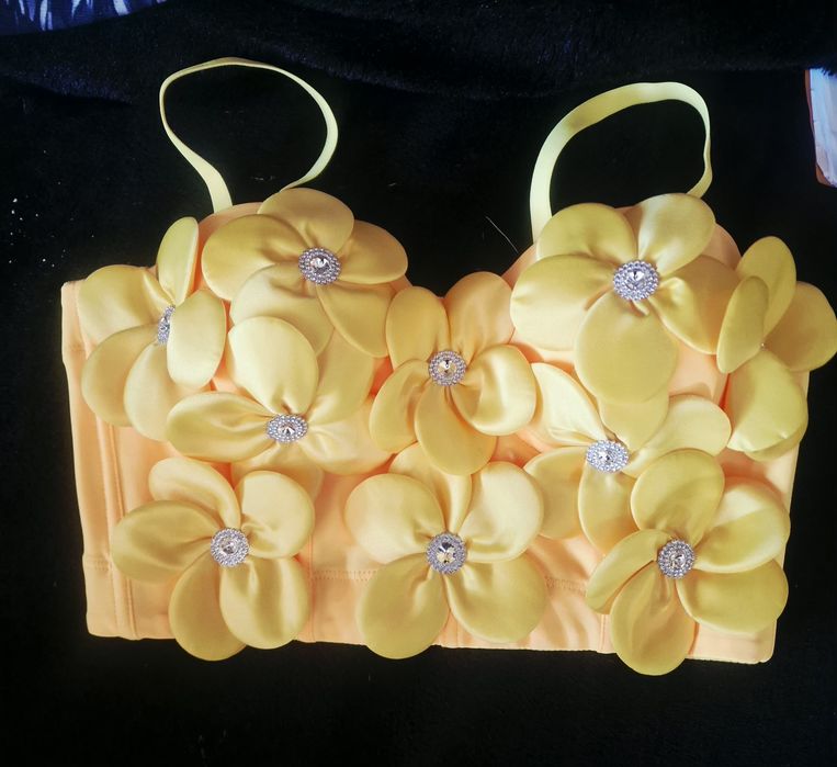 Наситено жълт корсет с чашки нов.