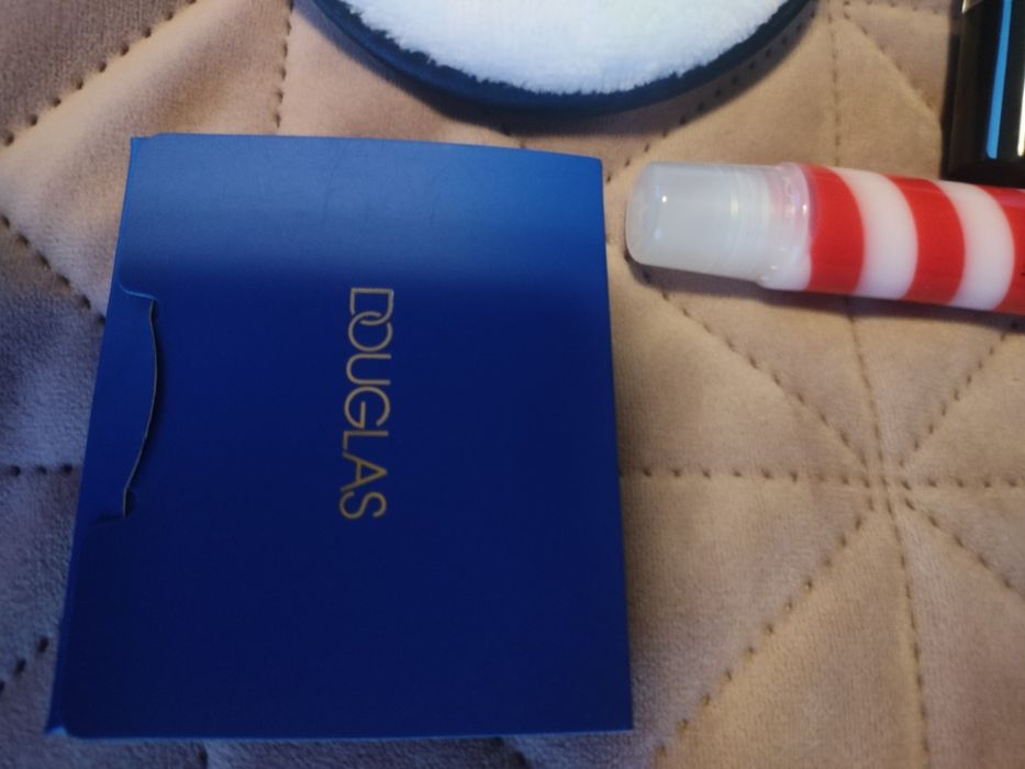 Козметичен сет DOUGLAS: гланц, сенки, гъбички, четка, кърпички