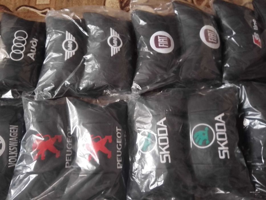 2 броя еко кожени меки възглавнички с бродиран надпис + подарък