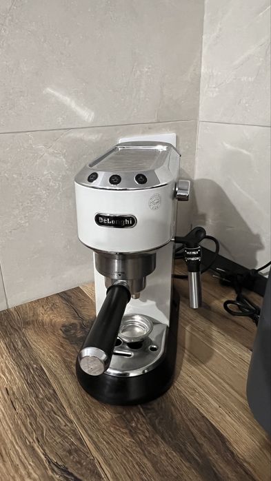 Espressor manual Delonghi Dedica alb