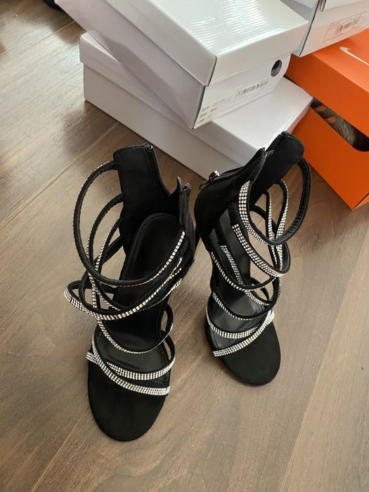 Обувки на висок ток