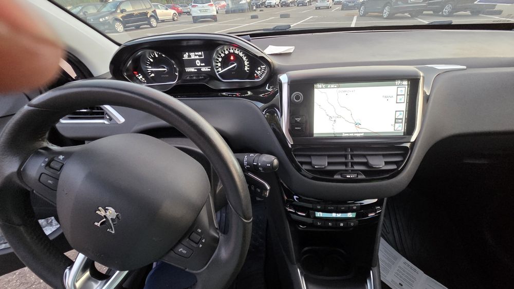 Peugeot 208 Benzina 1.2 Navigatie model 2015 euro 5 Top Top 10