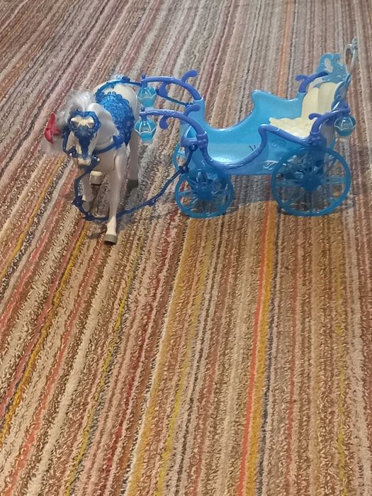 Vand trasura cu cal si printesa pt fetite