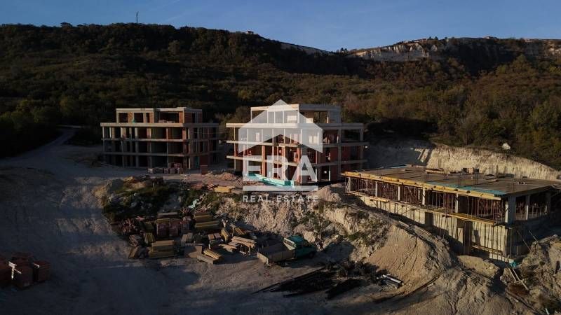 ЕКСКЛУЗИВНО! Двустаен, южен апартамент с морска панорама и двор 80 кв.