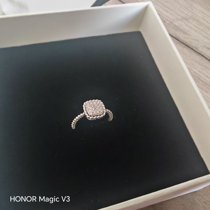 Inel din aur alb 18K cu diamante naturale – elegant și rafinat