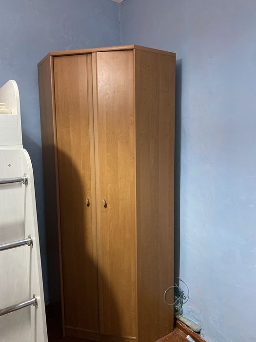 угловой двухдверный шкаф