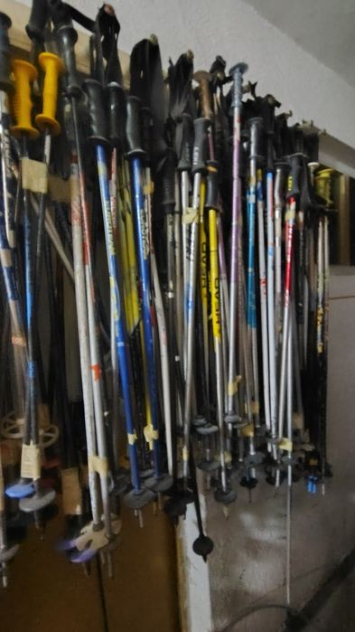 Bețe de schi diferite mărimi și firme.