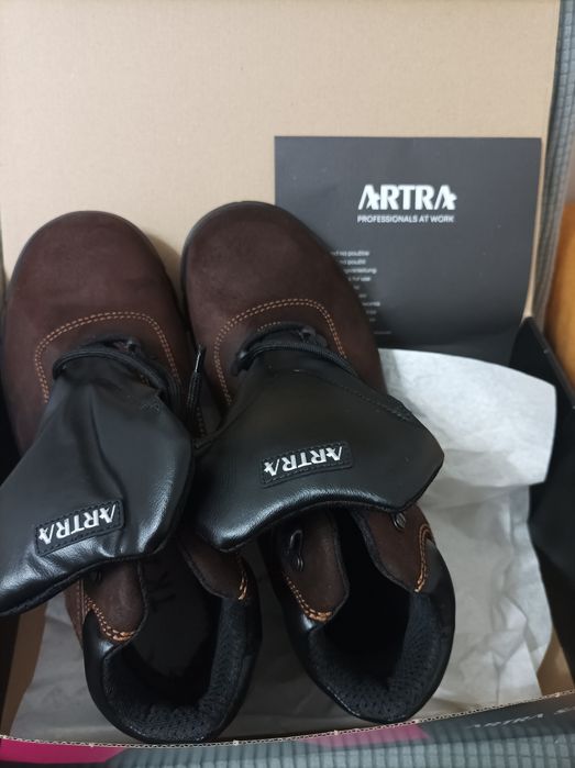 Продавам -Нови, висок клас работни обувки.