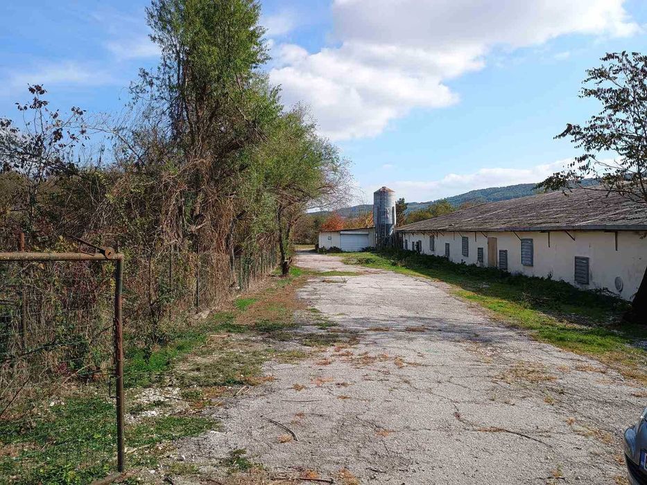 Дава се под наем Склад в с. Присово, Област Велико Търново - 1700 кв.м за 2.04 € - Снимка #3