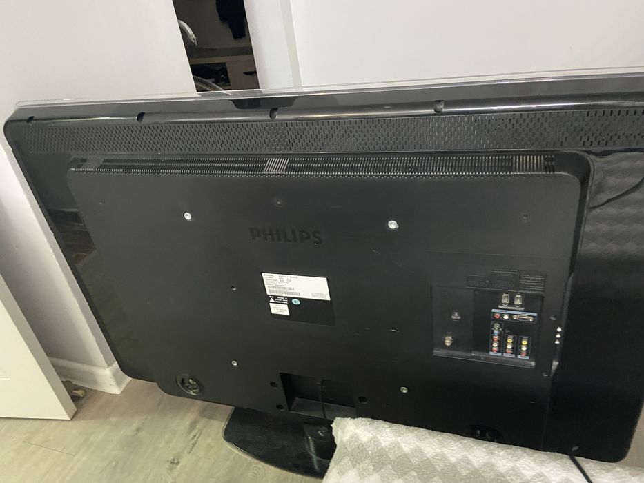 Телевизор Philips огромный