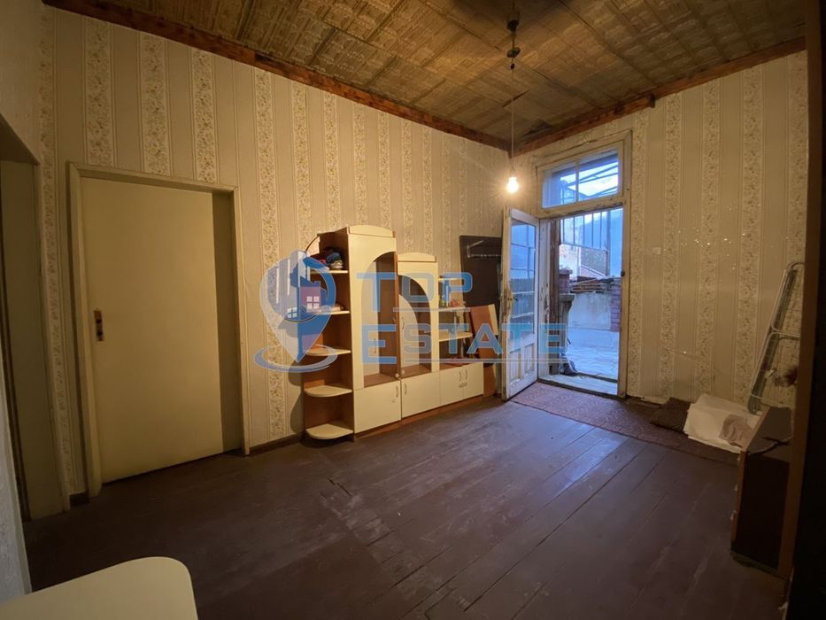 Двуетажна тухлена къща в кв. Гарата, гр. Горна Оряховица, област Вели