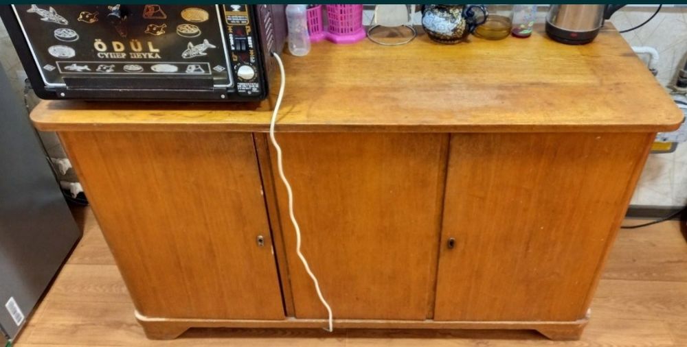 Mebel sotiladi. Baquvvat zo'r mebel rasimdagi holatda.