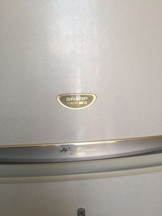 Продается двухкамерный холодильник Sharp