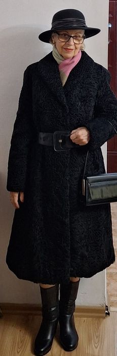 Haină de Blană Astrahan , Dama