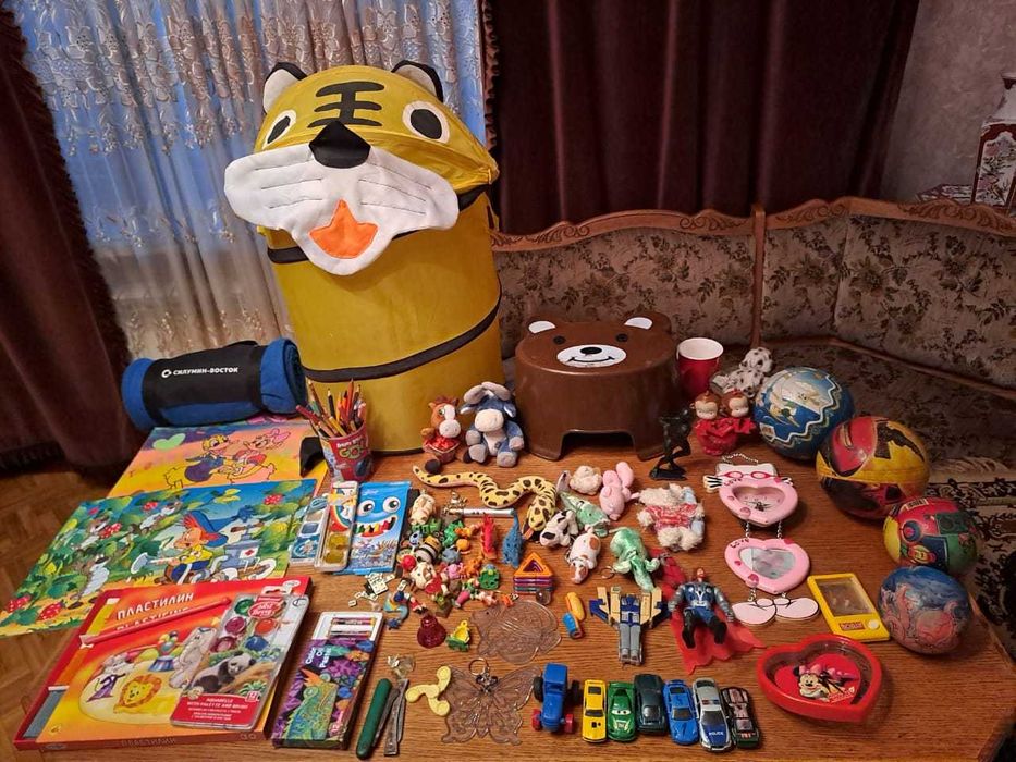 Детские часы,копилки,игрушки и др.