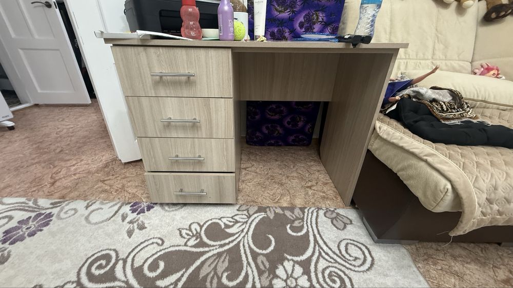 Стол письменный двп в хорошем состоянии