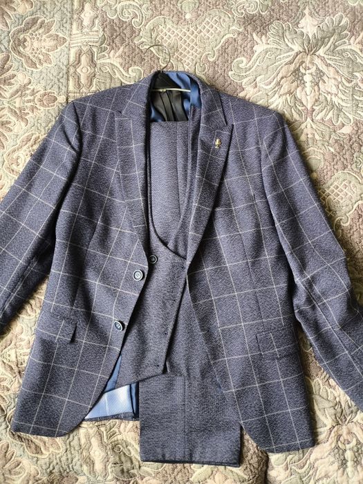 Продам костюм тройку